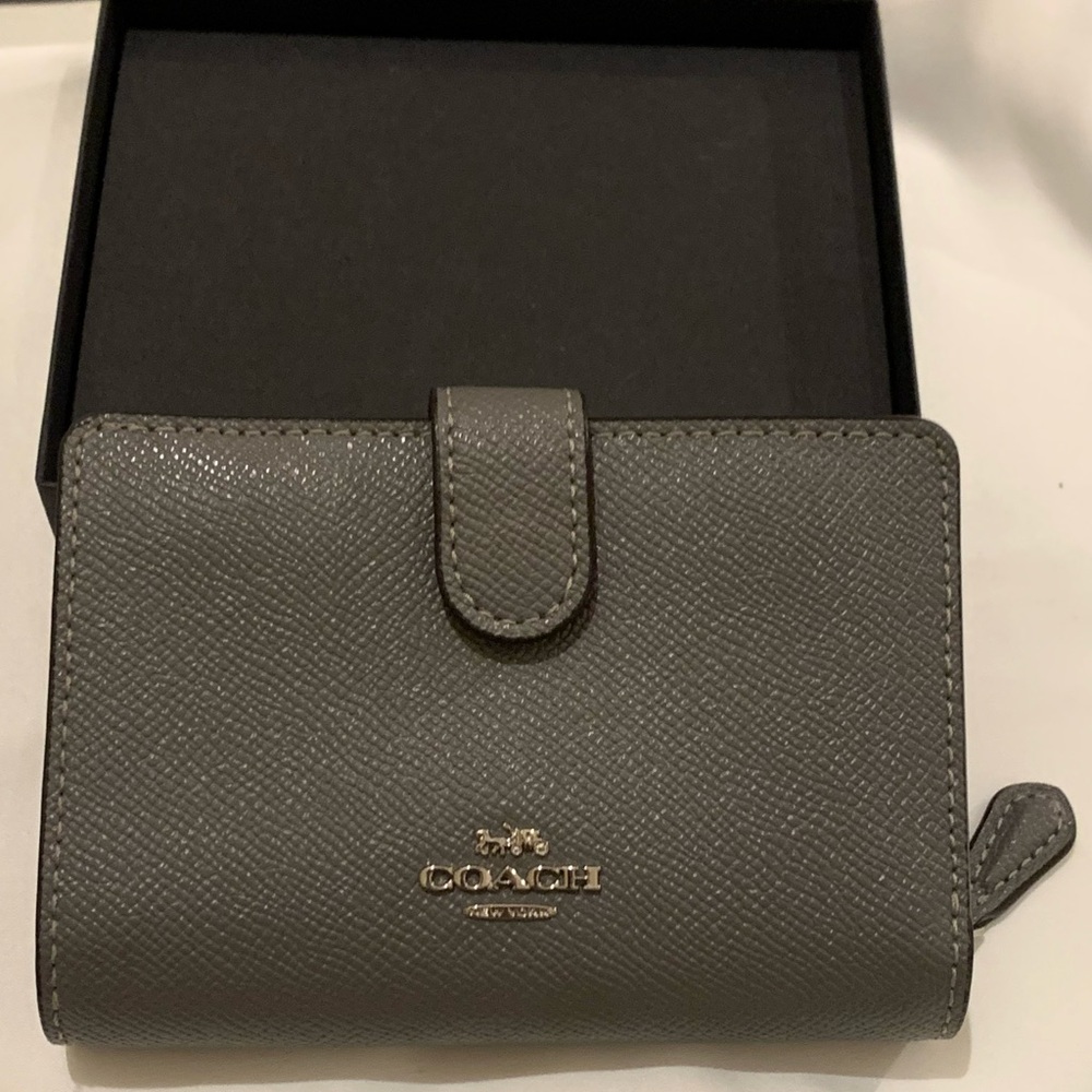 Coach Medium Corner Zip Wallet Gray Leather. Like new. Unused perfect condition!